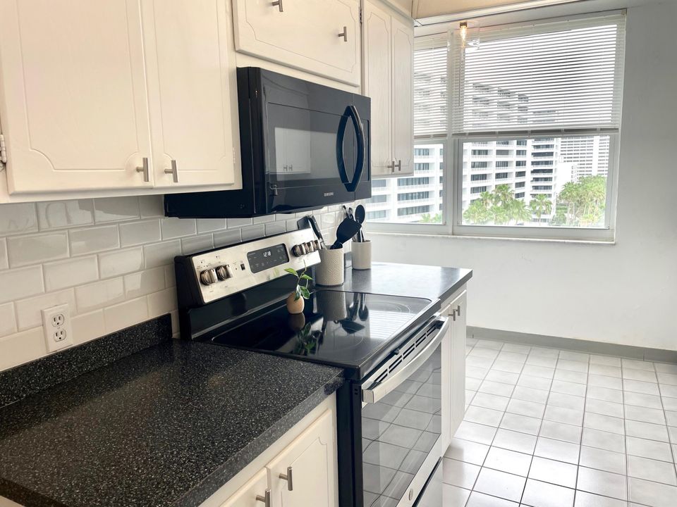 For Sale: $639,888 (2 beds, 2 baths, 1230 Square Feet)