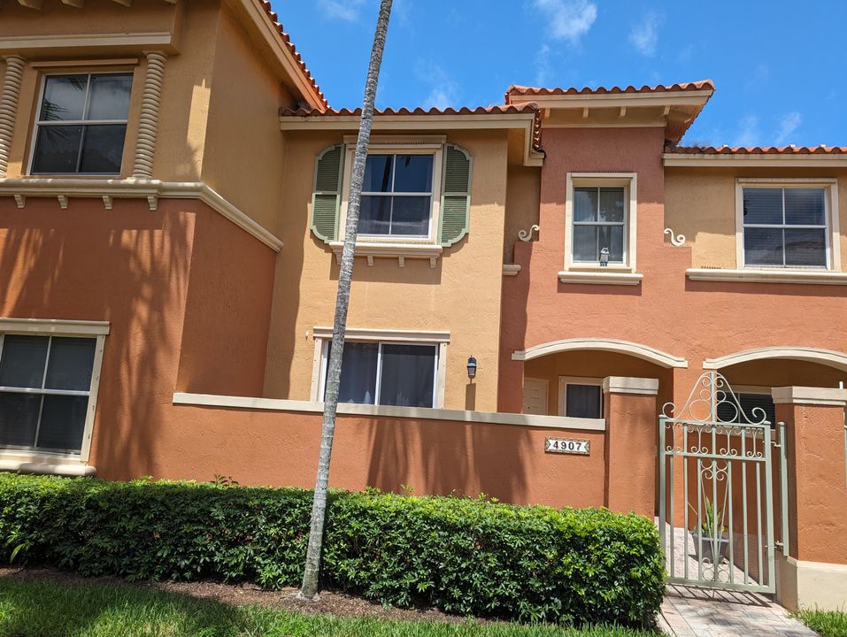Active With Contract: $389,900 (3 beds, 2 baths, 1391 Square Feet)