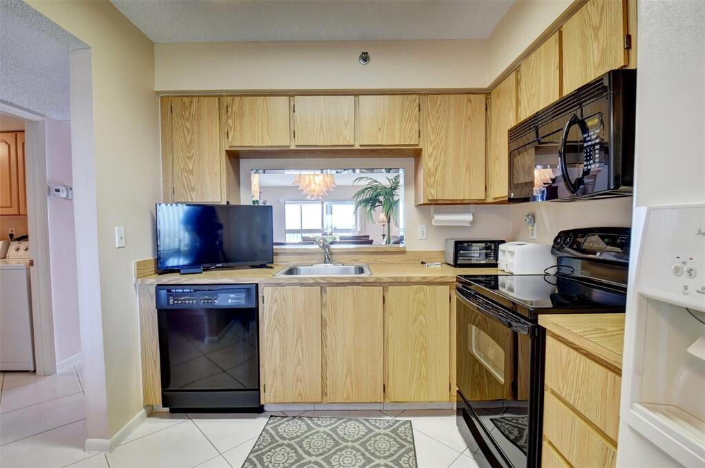 For Rent: $3,200 (2 beds, 2 baths, 1230 Square Feet)