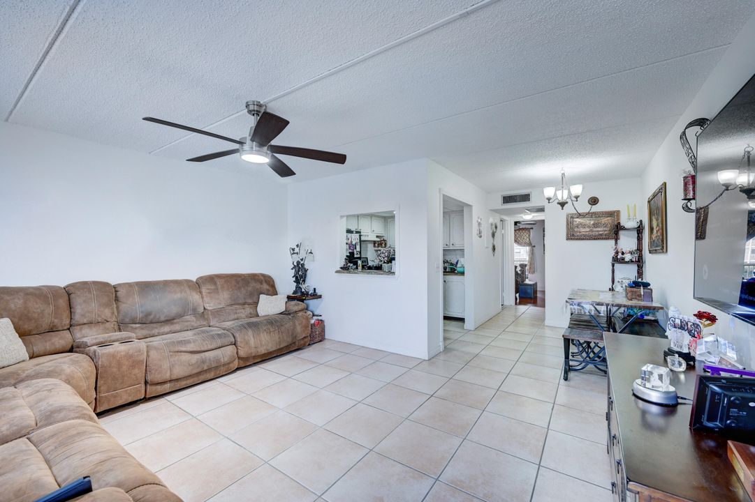 Active With Contract: $1,500 (1 beds, 1 baths, 642 Square Feet)