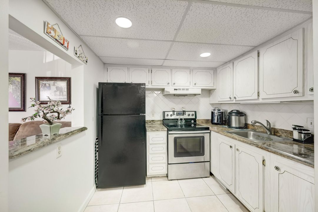 Active With Contract: $1,500 (1 beds, 1 baths, 642 Square Feet)