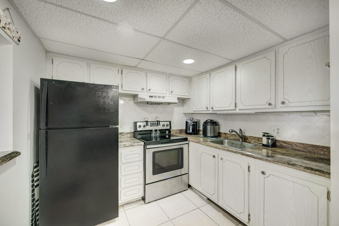 Active With Contract: $1,500 (1 beds, 1 baths, 642 Square Feet)