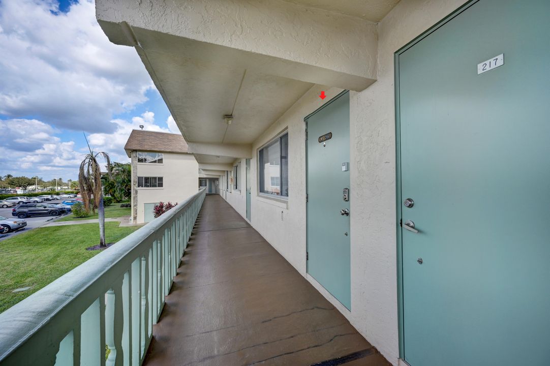 Active With Contract: $1,500 (1 beds, 1 baths, 642 Square Feet)