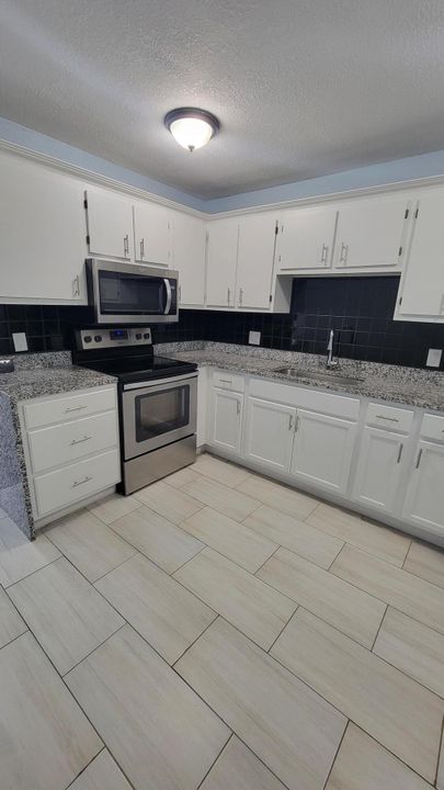 For Sale: $305,000 (2 beds, 2 baths, 1098 Square Feet)