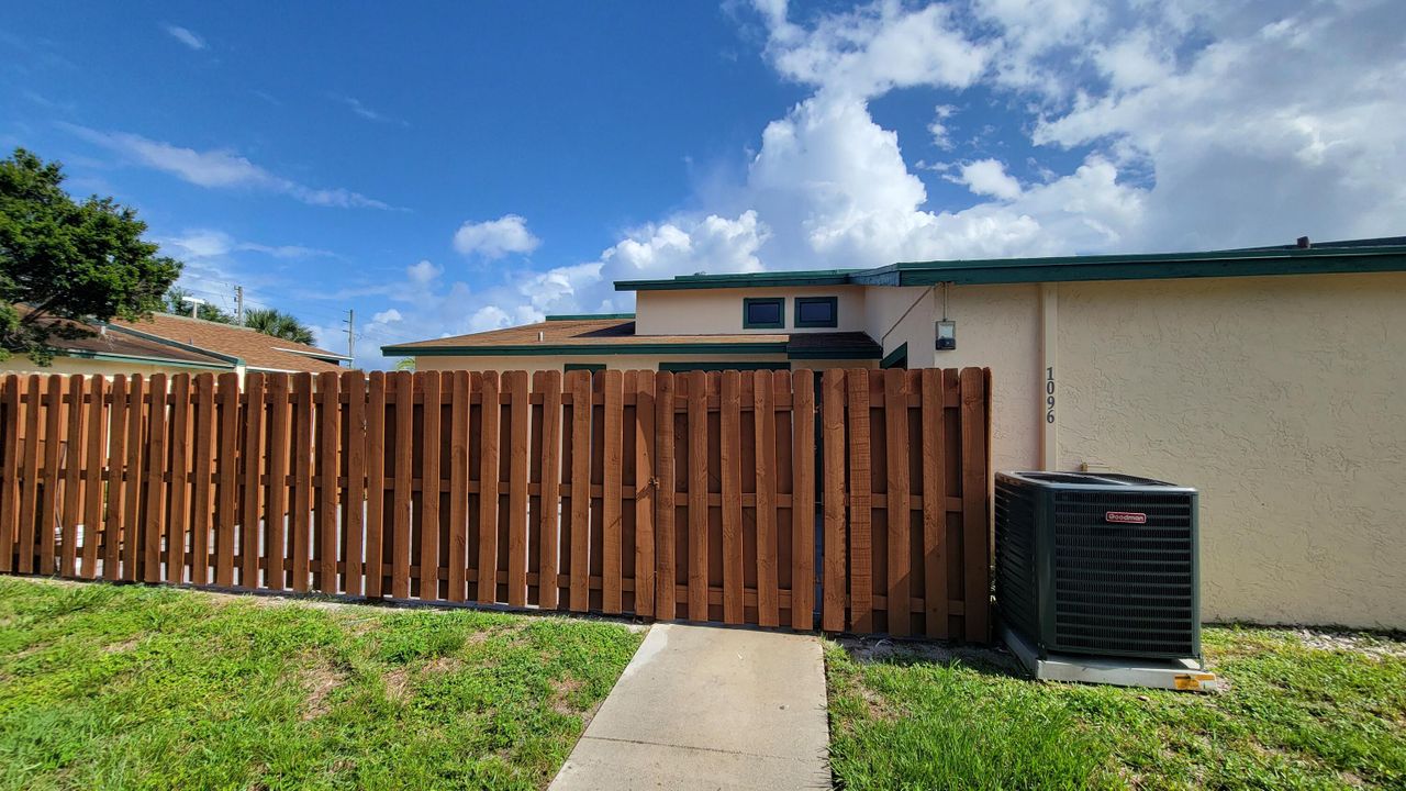 For Sale: $305,000 (2 beds, 2 baths, 1098 Square Feet)