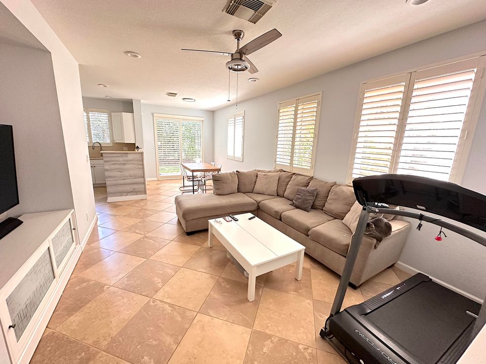 For Sale: $287,500 (2 beds, 2 baths, 1199 Square Feet)