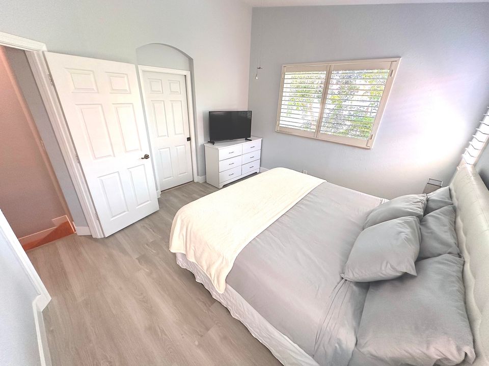 For Sale: $287,500 (2 beds, 2 baths, 1199 Square Feet)