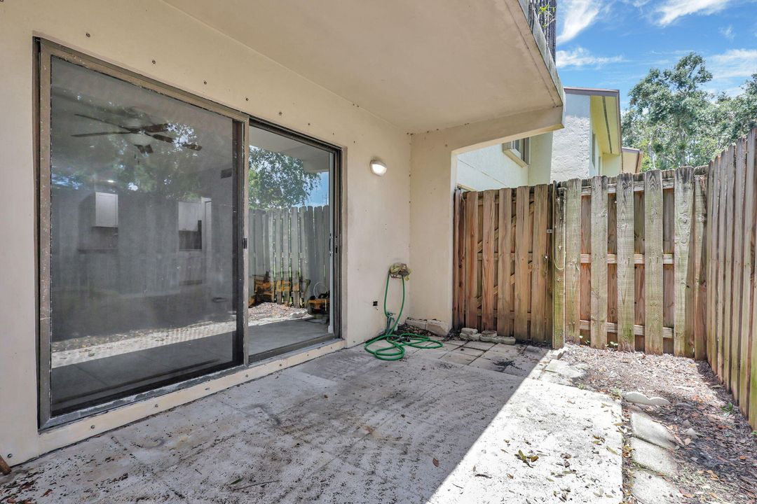 For Sale: $299,000 (2 beds, 2 baths, 1000 Square Feet)