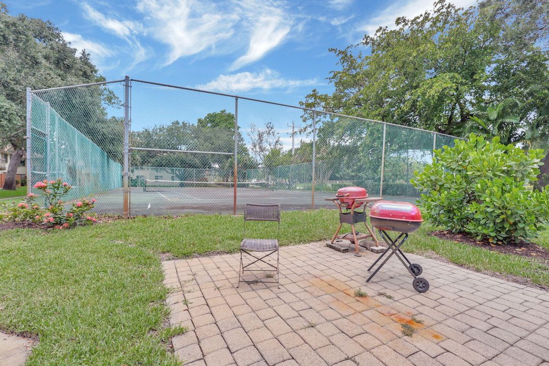 For Sale: $299,000 (2 beds, 2 baths, 1000 Square Feet)