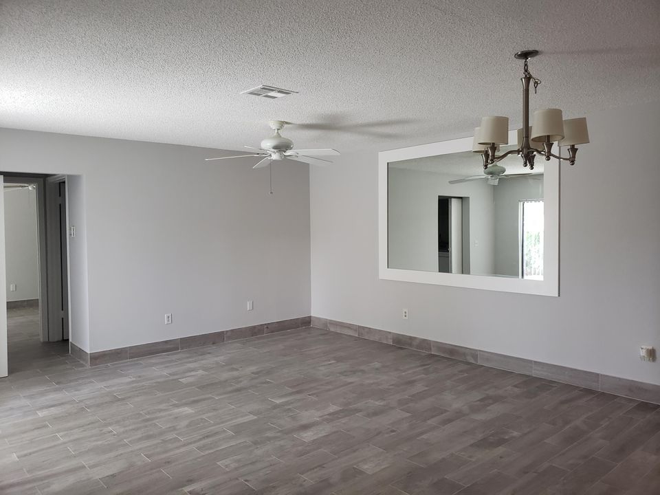 For Sale: $339,900 (2 beds, 2 baths, 1243 Square Feet)