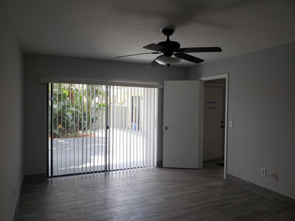 For Sale: $339,900 (2 beds, 2 baths, 1243 Square Feet)