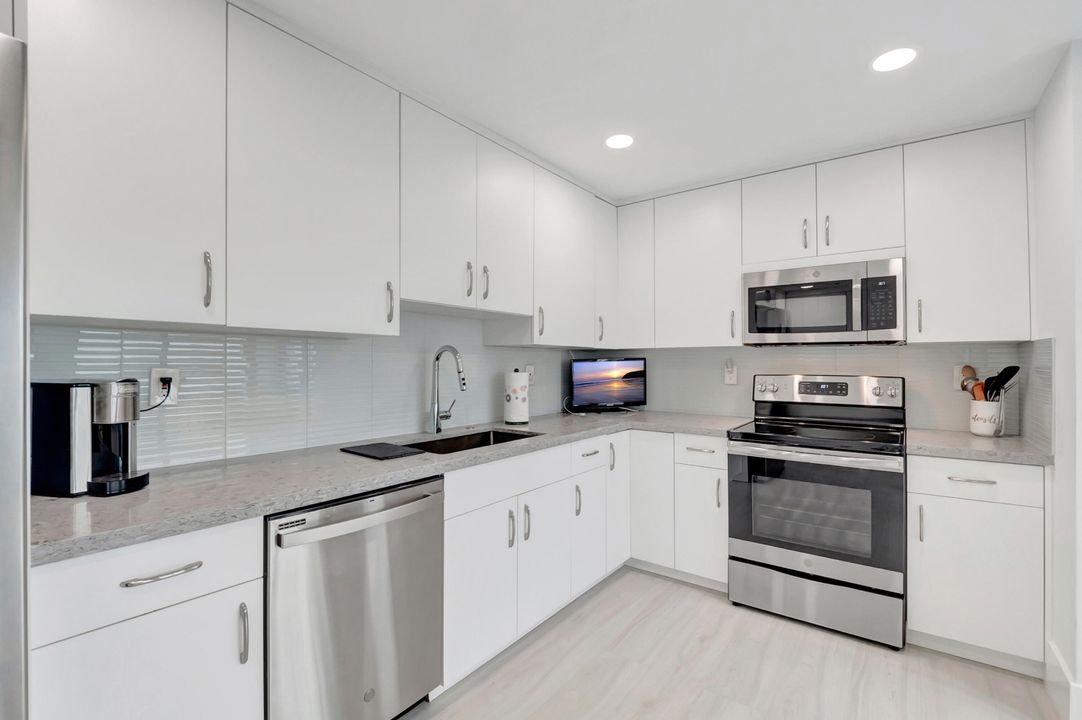 For Sale: $329,000 (2 beds, 2 baths, 1319 Square Feet)