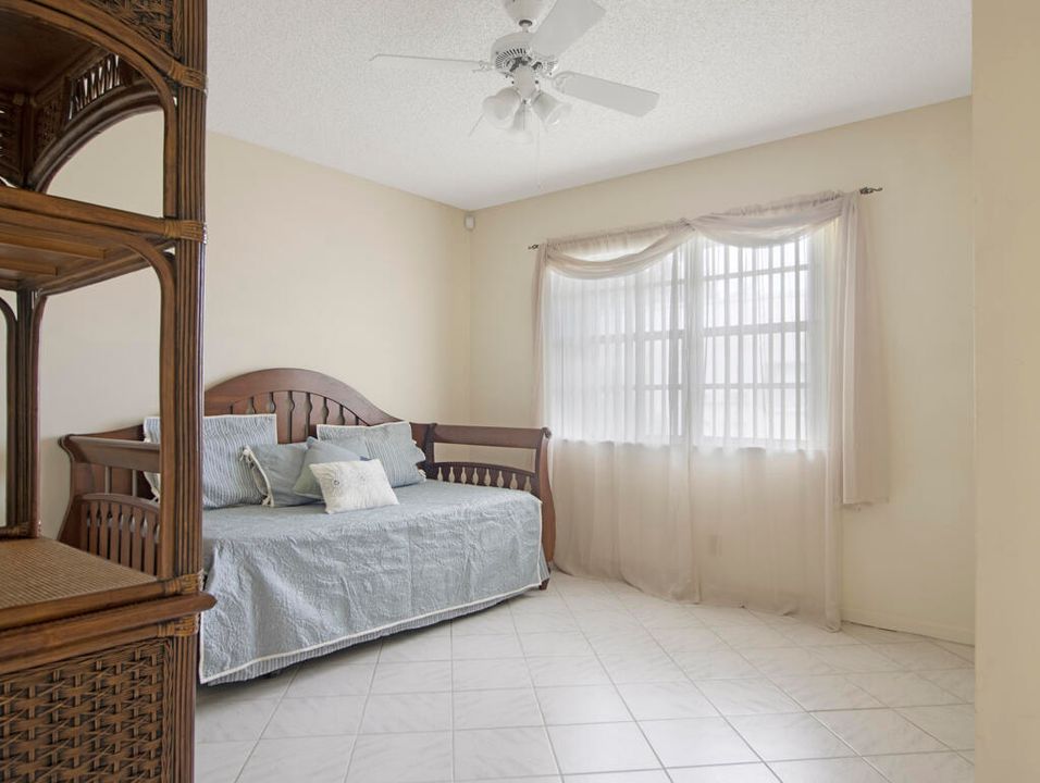 For Sale: $269,000 (2 beds, 2 baths, 1036 Square Feet)