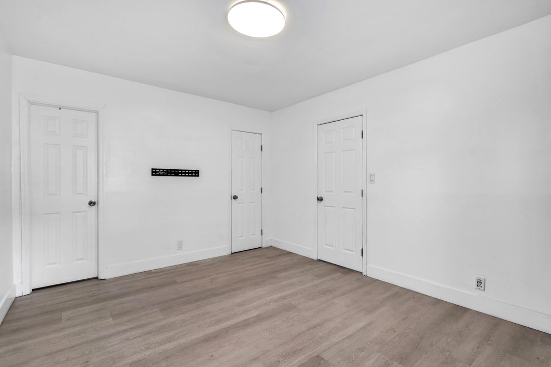 For Rent: $2,300 (1 beds, 1 baths, 1120 Square Feet)