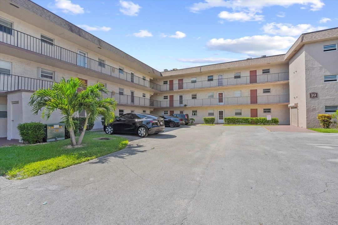 Active With Contract: $149,900 (1 beds, 1 baths, 775 Square Feet)