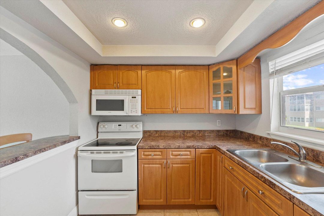 For Sale: $149,900 (1 beds, 1 baths, 775 Square Feet)