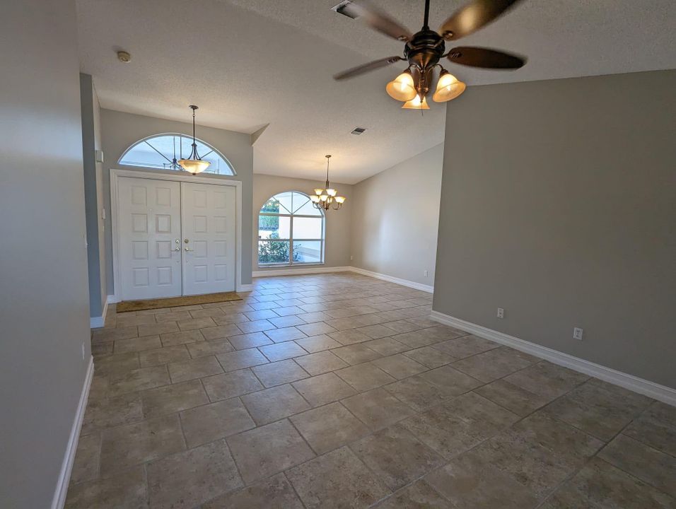 Active With Contract: $4,000 (4 beds, 2 baths, 1982 Square Feet)