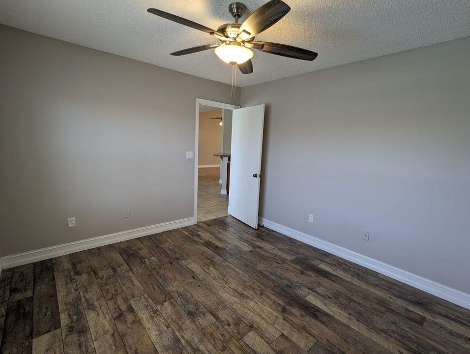 Active With Contract: $4,000 (4 beds, 2 baths, 1982 Square Feet)