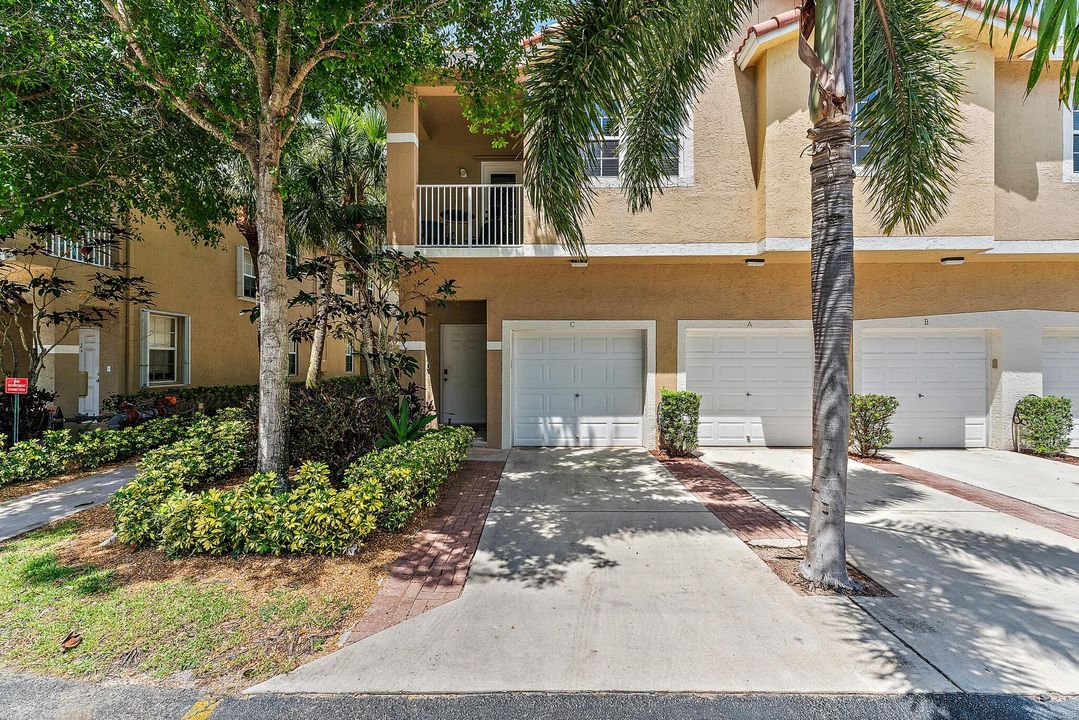 For Sale: $359,000 (2 beds, 2 baths, 981 Square Feet)