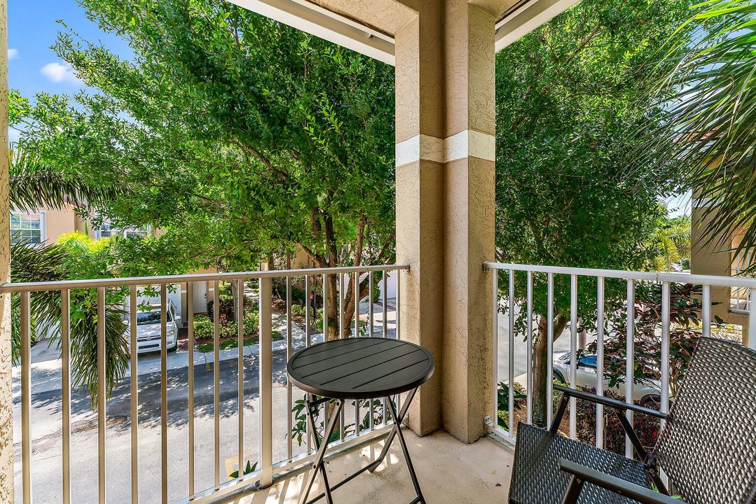 For Sale: $359,000 (2 beds, 2 baths, 981 Square Feet)