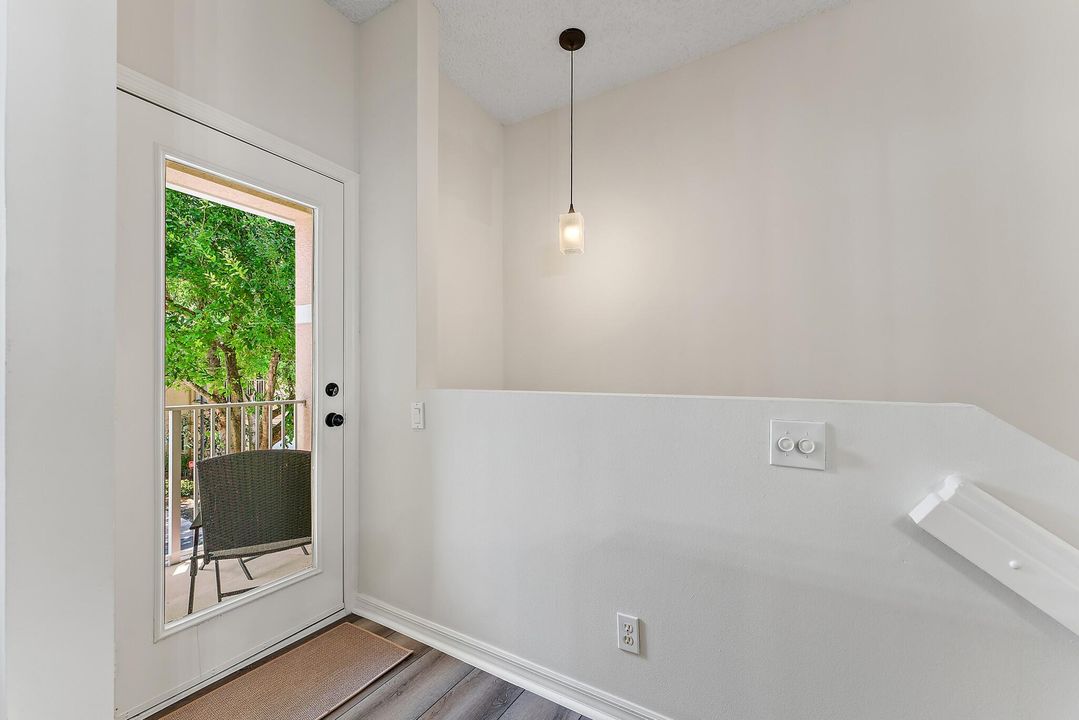 For Sale: $359,000 (2 beds, 2 baths, 981 Square Feet)