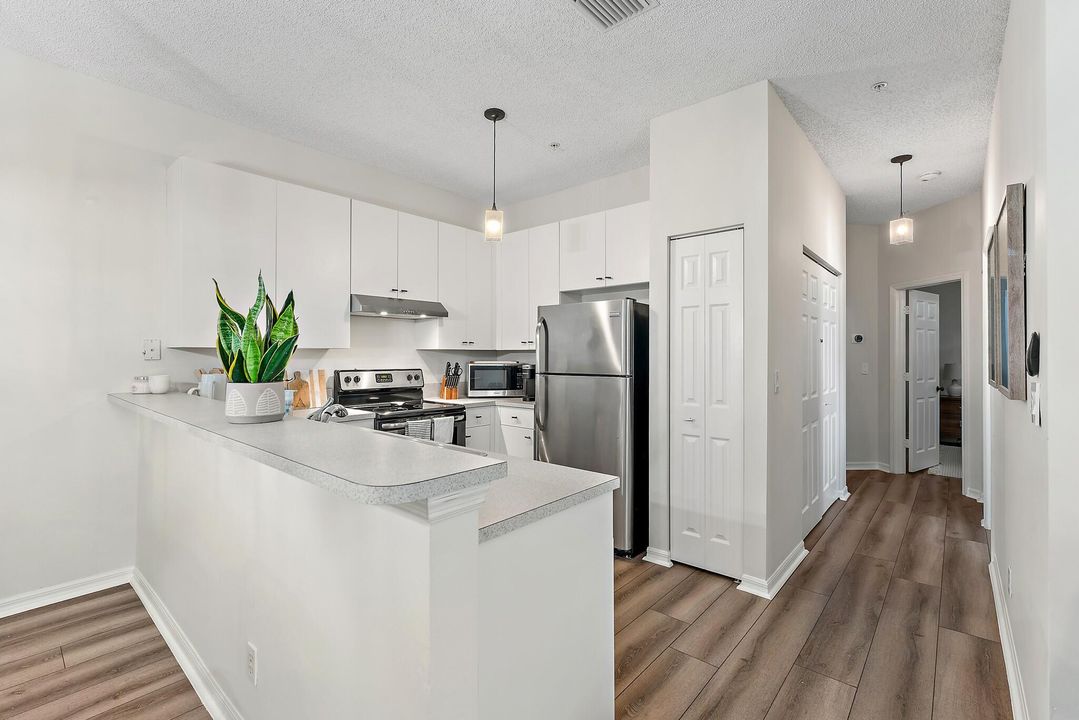 For Sale: $359,000 (2 beds, 2 baths, 981 Square Feet)