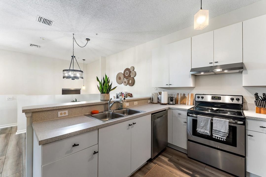 For Sale: $359,000 (2 beds, 2 baths, 981 Square Feet)