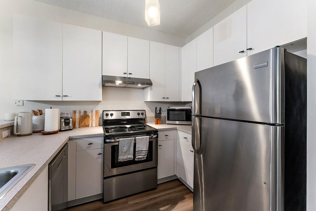 For Sale: $359,000 (2 beds, 2 baths, 981 Square Feet)