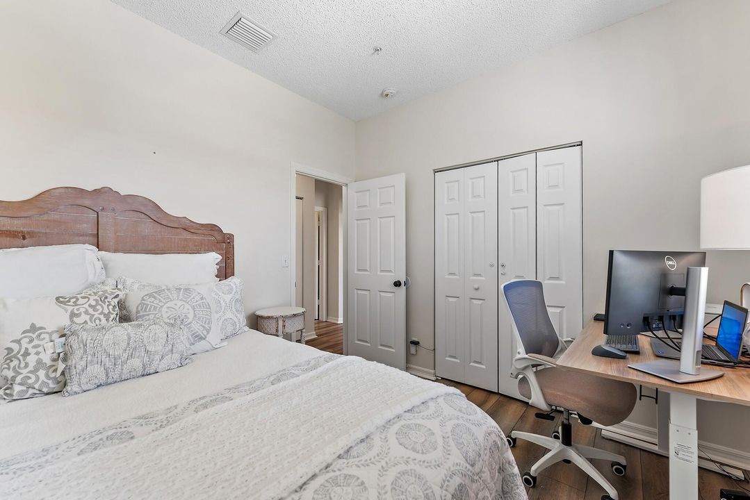 For Sale: $359,000 (2 beds, 2 baths, 981 Square Feet)