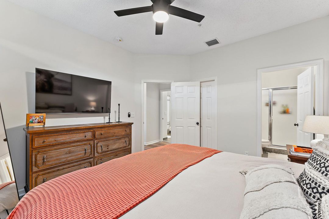 For Sale: $359,000 (2 beds, 2 baths, 981 Square Feet)