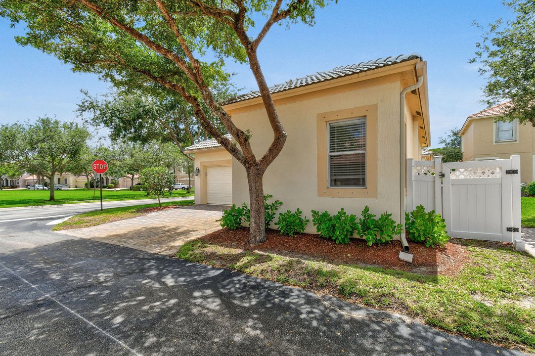 For Sale: $749,000 (3 beds, 2 baths, 2033 Square Feet)