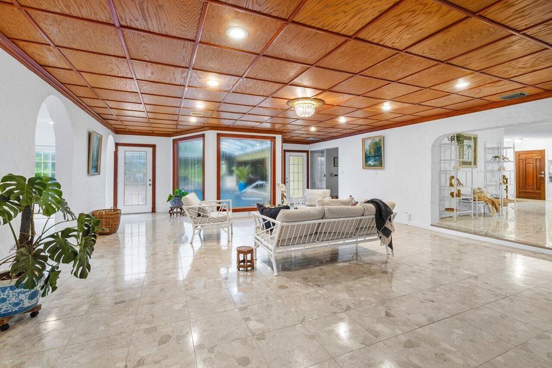 En Venta: $1,525,000 (5 camas, 4 baños, 4892 Pies cuadrados)