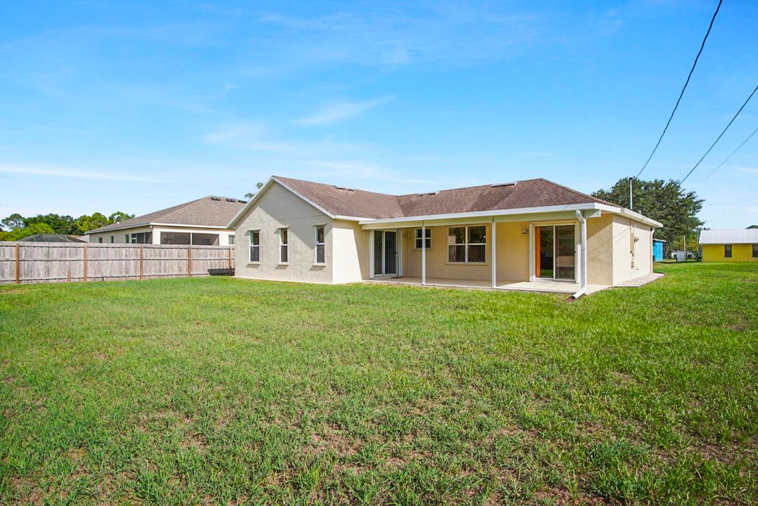 Active With Contract: $345,000 (3 beds, 2 baths, 1412 Square Feet)