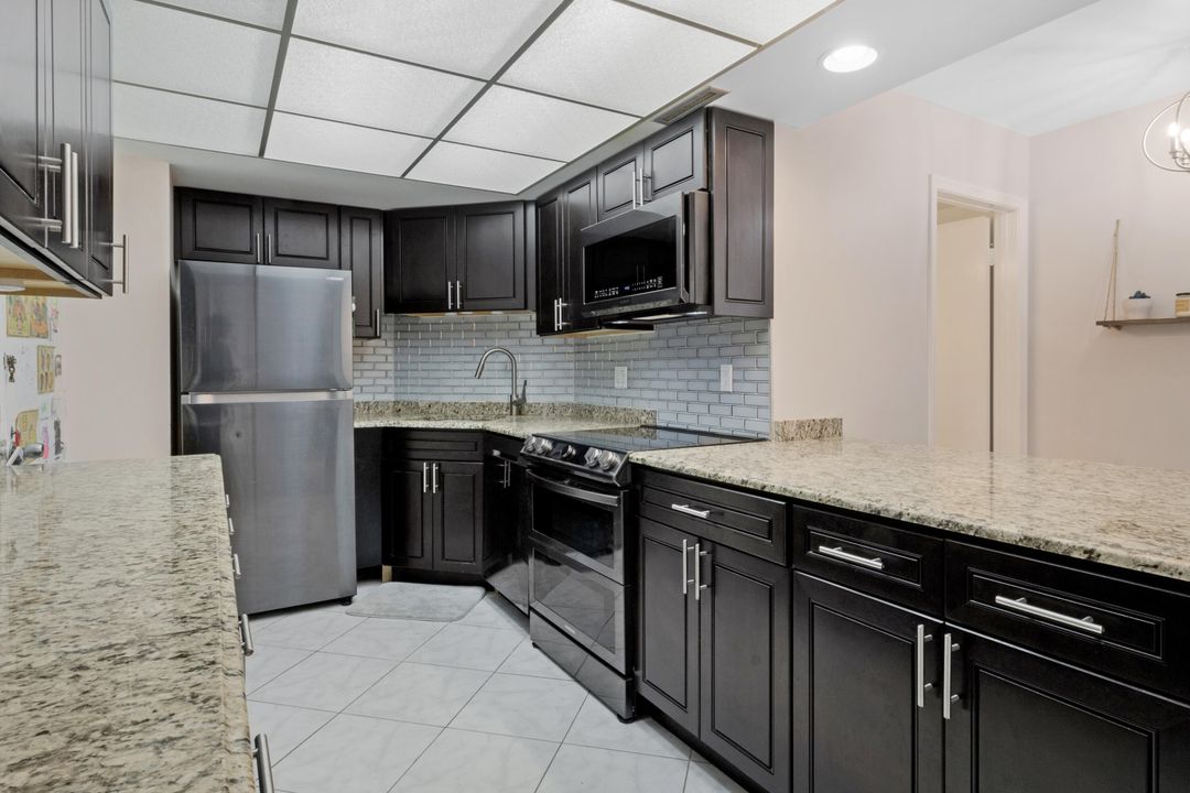 For Sale: $224,000 (1 beds, 1 baths, 894 Square Feet)