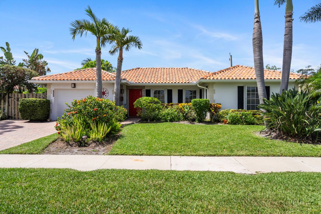 Active With Contract: $750,000 (3 beds, 2 baths, 1669 Square Feet)