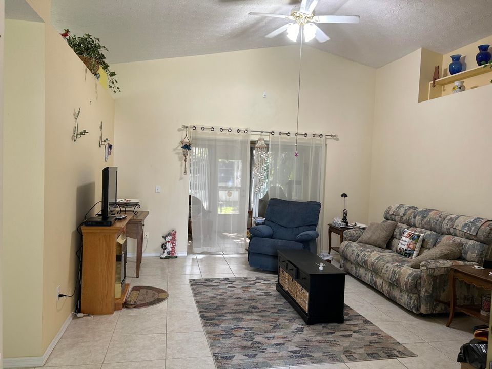 For Sale: $165,000 (2 beds, 2 baths, 1420 Square Feet)