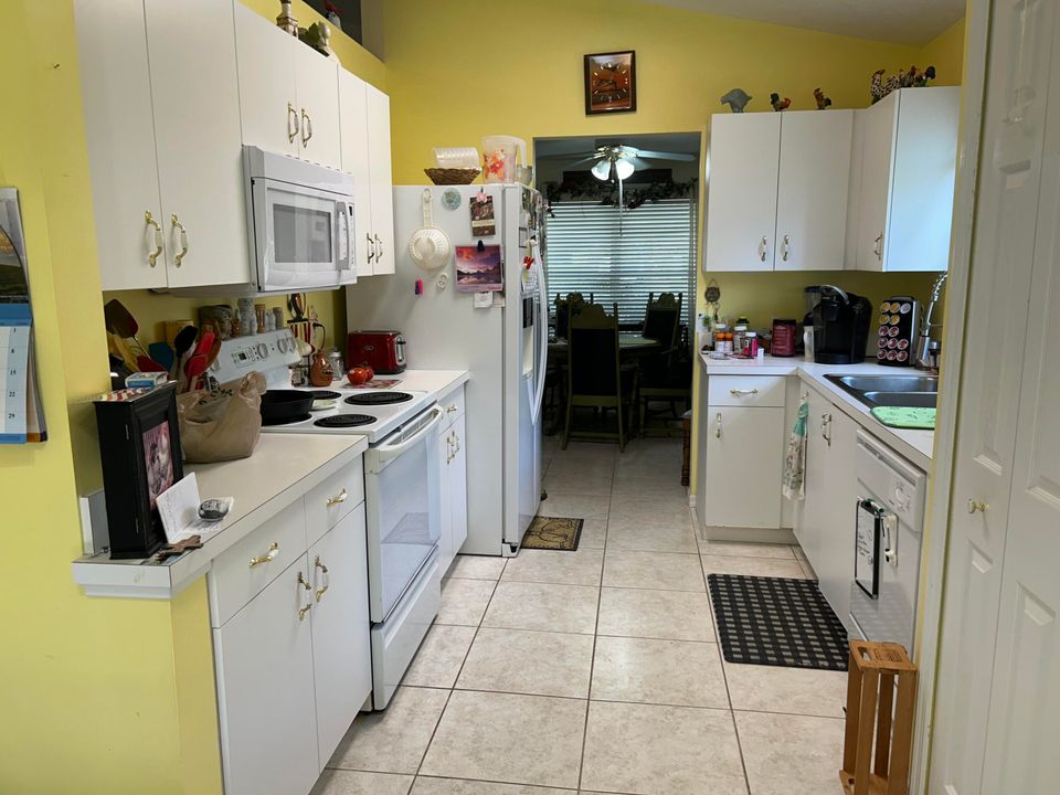 For Sale: $165,000 (2 beds, 2 baths, 1420 Square Feet)