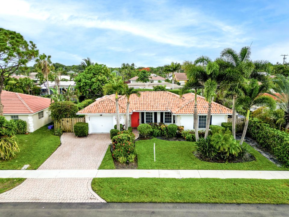 Active With Contract: $750,000 (3 beds, 2 baths, 1669 Square Feet)