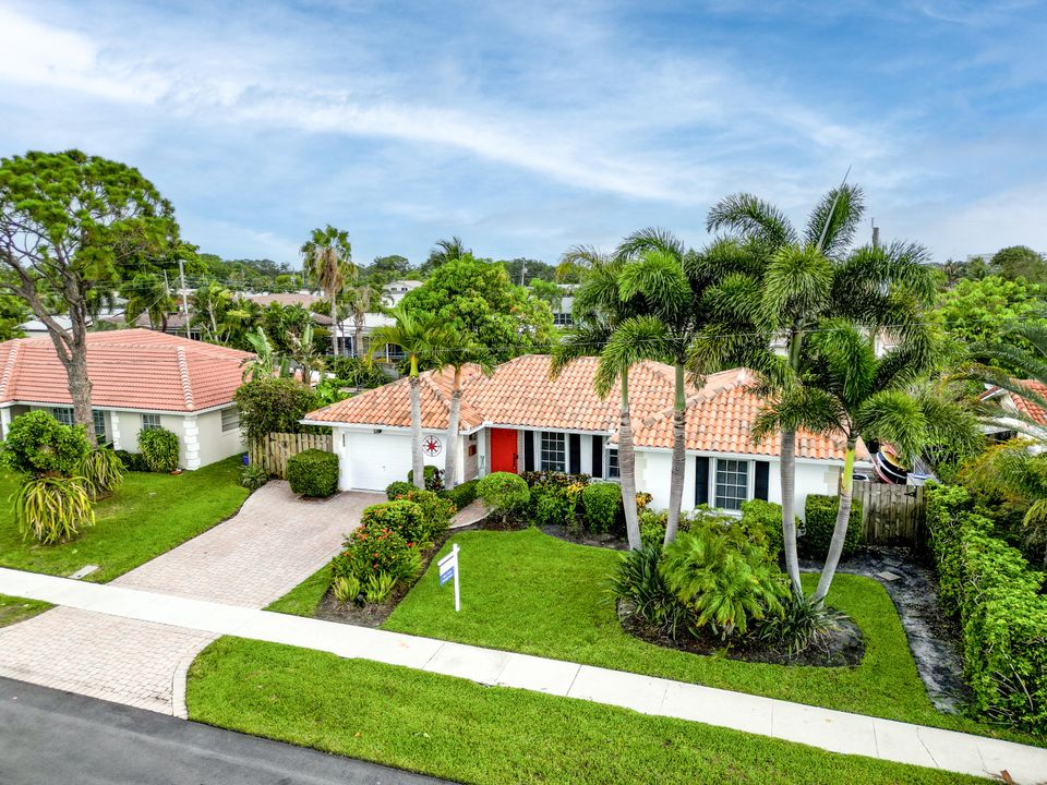 Active With Contract: $750,000 (3 beds, 2 baths, 1669 Square Feet)