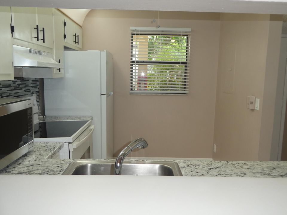 For Rent: $2,000 (2 beds, 2 baths, 790 Square Feet)