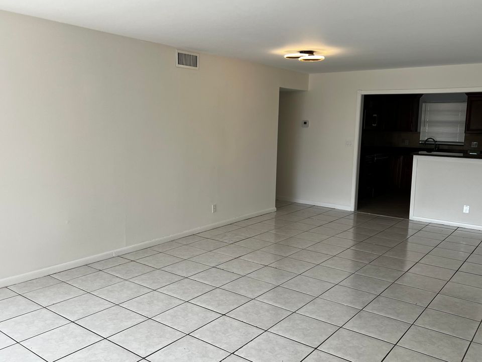 For Rent: $2,200 (2 beds, 2 baths, 1158 Square Feet)