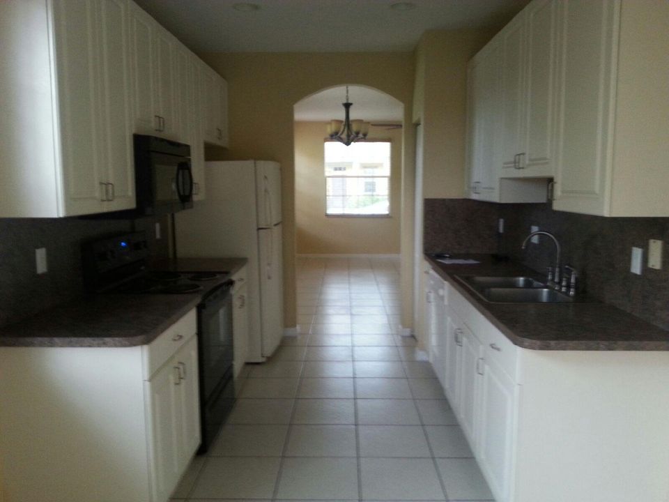 For Rent: $2,100 (3 beds, 2 baths, 1350 Square Feet)