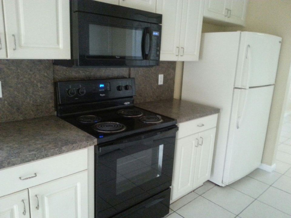 For Rent: $2,100 (3 beds, 2 baths, 1350 Square Feet)