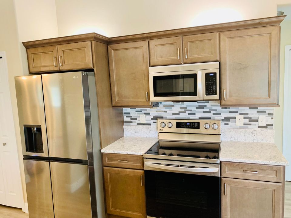 Active With Contract: $2,900 (3 beds, 2 baths, 1617 Square Feet)