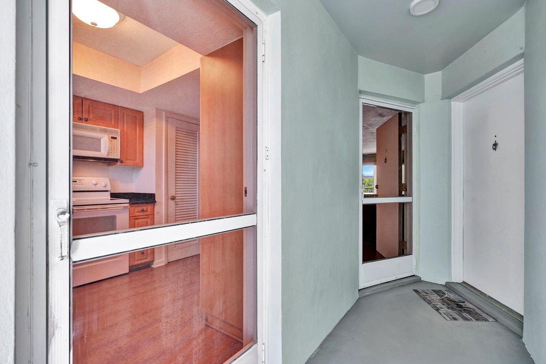 For Sale: $319,000 (2 beds, 2 baths, 962 Square Feet)