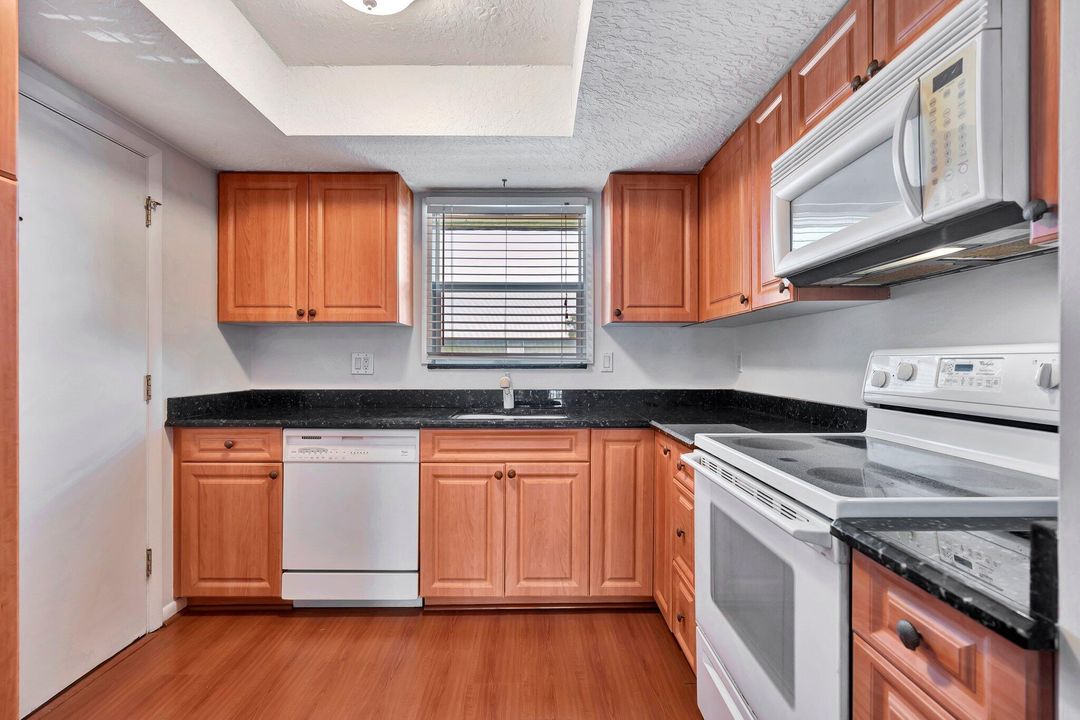 For Sale: $319,000 (2 beds, 2 baths, 962 Square Feet)