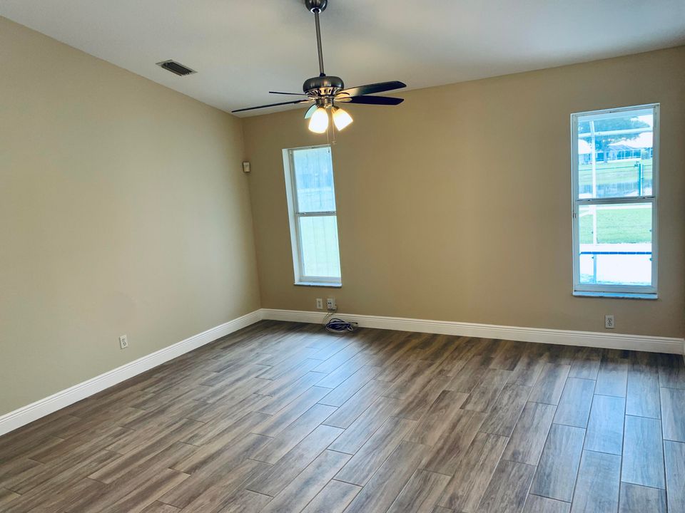 Active With Contract: $2,900 (3 beds, 2 baths, 1617 Square Feet)