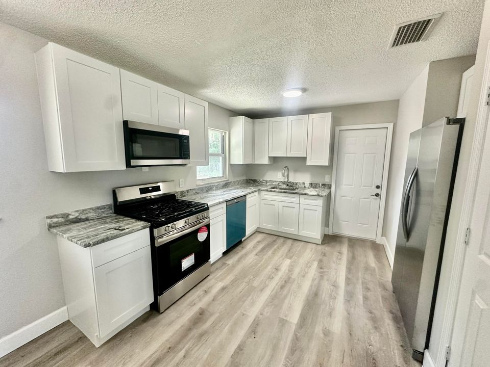 For Sale: $279,900 (3 beds, 1 baths, 1162 Square Feet)