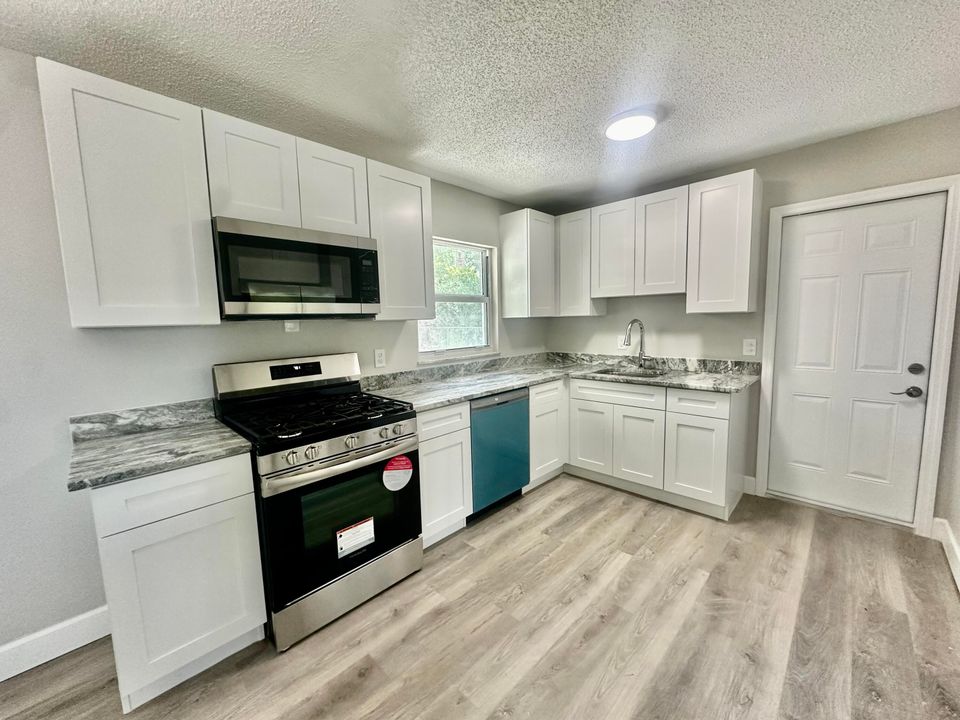 For Sale: $279,900 (3 beds, 1 baths, 1162 Square Feet)