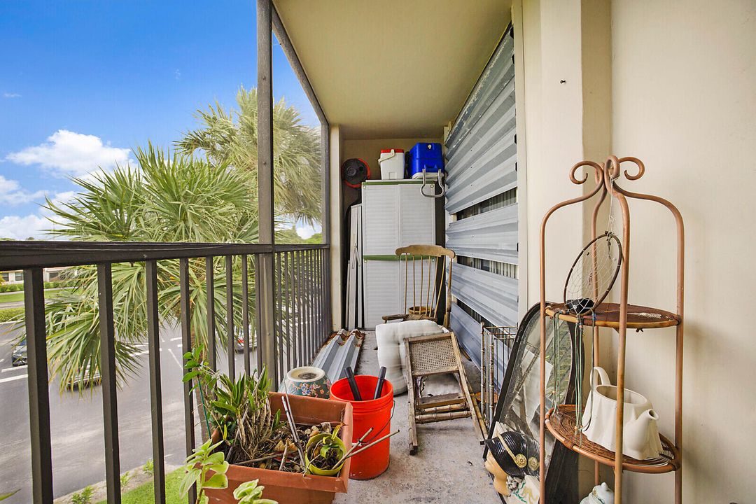 Active With Contract: $165,000 (2 beds, 2 baths, 930 Square Feet)